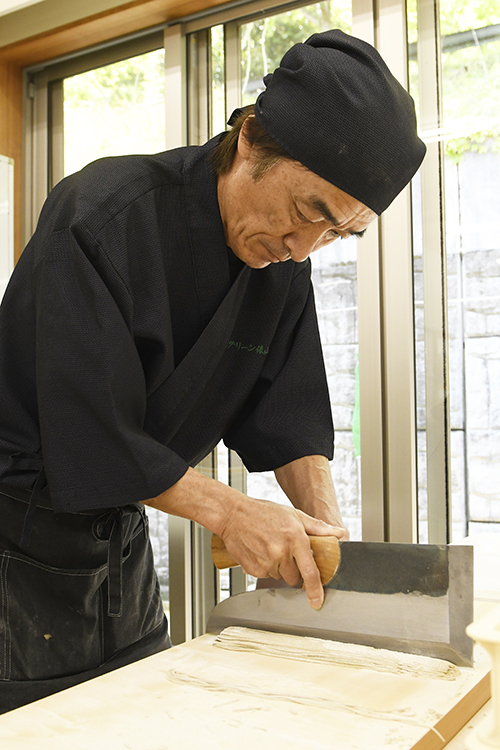 そばを打つ様子