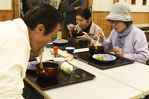 そばの風味を楽しむ来場者