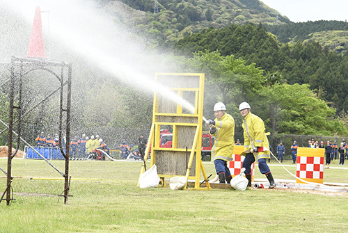 放水する団員