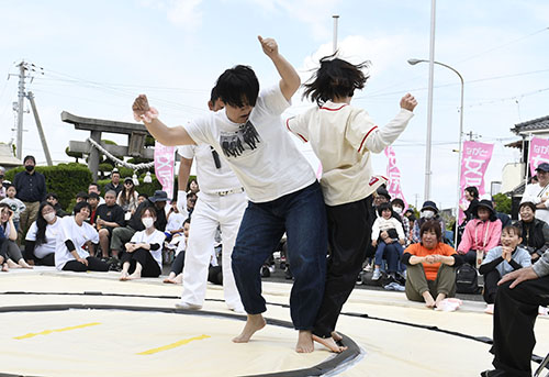 女尻相撲では激しい取組も見られました