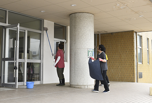 油谷勤労者体育センターも清掃しました