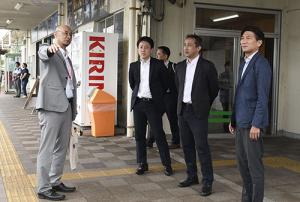現地視察の様子＝長門市駅北口