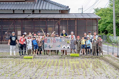 田植えを終えた後の記念撮影