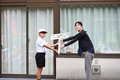 看板贈呈の様子