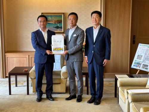 県知事へ要望書を手渡す