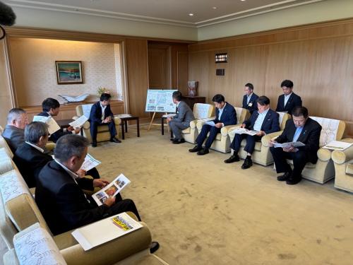 要望書について説明する前田会長