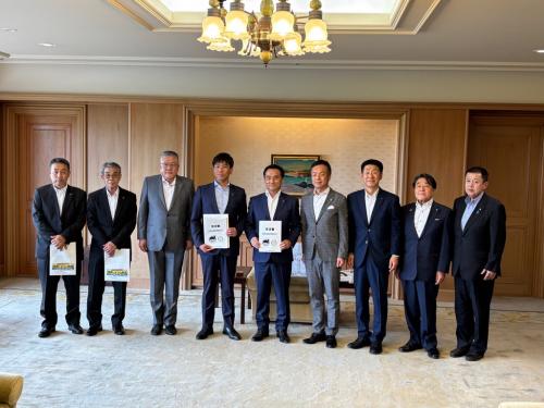 村岡知事と集合写真