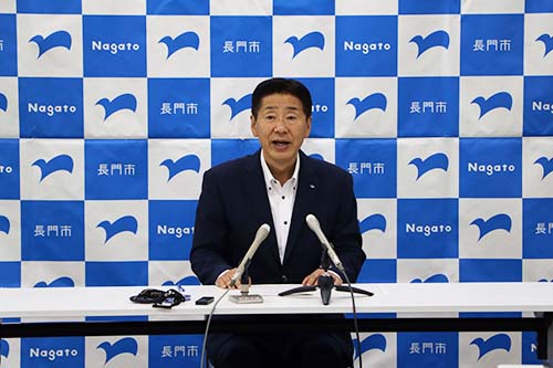 6月定例会に提出する議案の主な内容について説明する江原市長