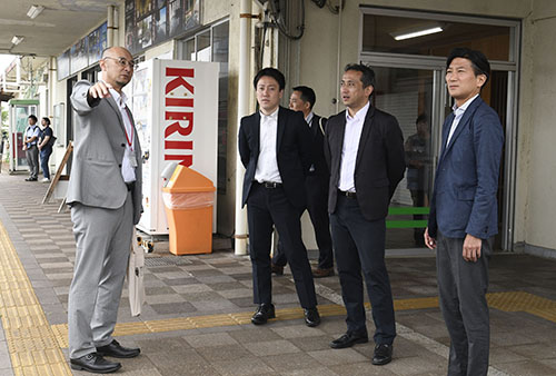 現地視察の様子=長門市駅北口