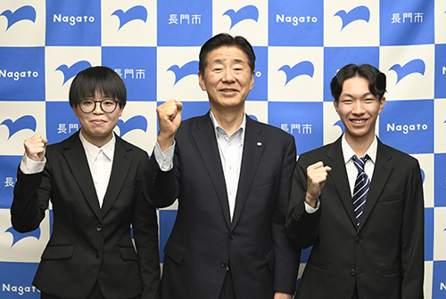 江原市長と撮影に臨む勝間さん(左)と大橋さん(右)