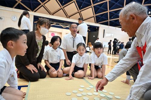 体育館で地域の方と遊ぶ様子