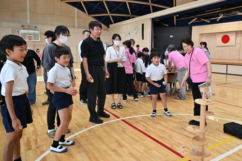 体育館で地域の方と遊ぶ様子