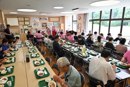 カレーライスを食べる様子