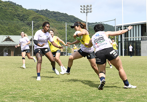練習に汗を流す選手