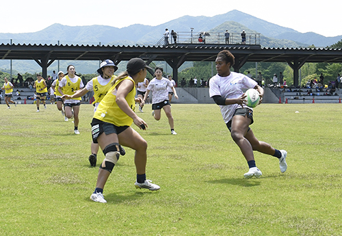 ボールを持って力走する選手