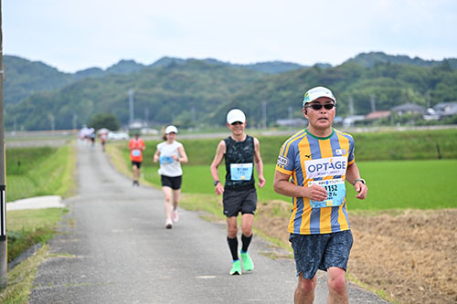 田んぼの景色が広がるコースを走る参加者