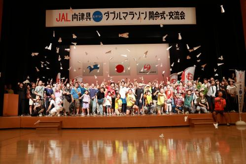 完走を願い紙ヒコーキを飛ばす