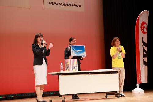 当選者を発表するJALの猿渡執行役員九州・山口支社長