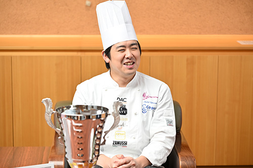 市長に優勝を報告する宮本さん