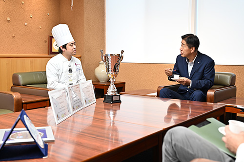 グラニータを試食する江原市長