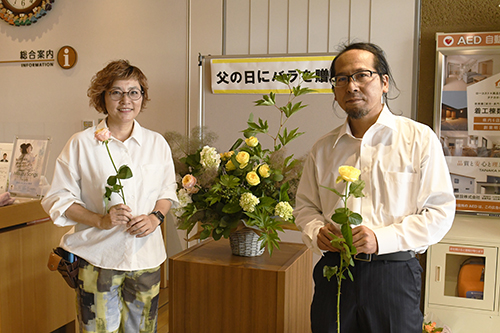 バラを手にする末永さん（左）と生産者の藤野さん
