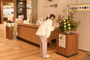 市役所総合案内窓口の横に飾られている様子