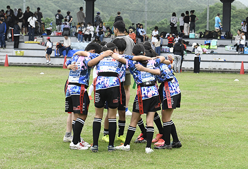 試合前に円陣を組んで気合を入れる様子