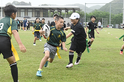タグを取られないように必死にかわす様子
