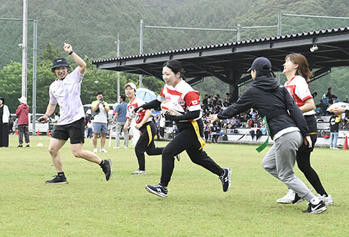 一般女子の部では、保護者らも熱いプレーを見せました