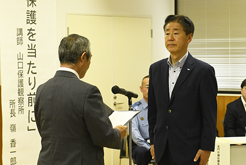 メッセージの伝達を受ける江原市長
