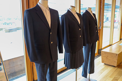 令和9年度から導入予定の制服が展示されています