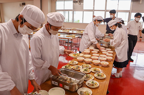 給食を配膳する様子