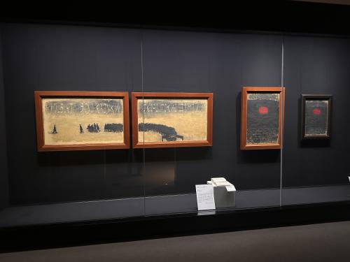 《点呼(左)》《点呼(右)》《朝陽》を展示