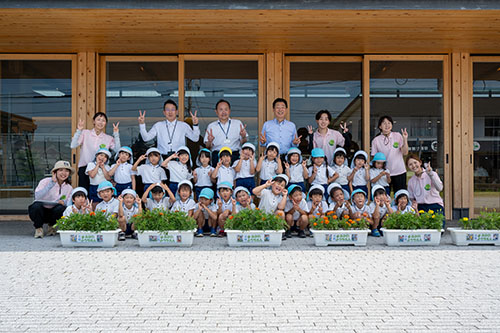 深川幼稚園の園児が育てたマリーゴールドをいただきました