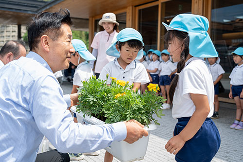 マリーゴールドのプランターを江原市長に手渡す様子