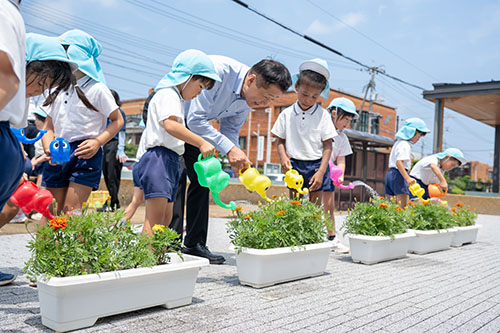 贈呈後、お花に水やりをする江原市長と園児たち