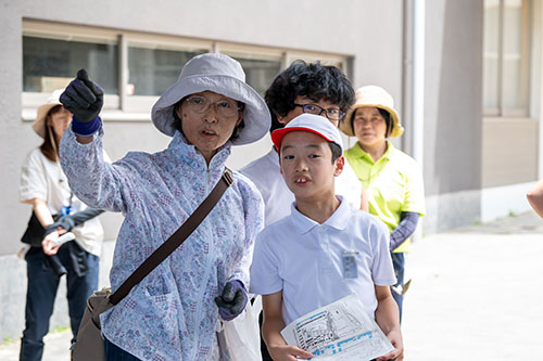 作業場所について説明する深本委員長