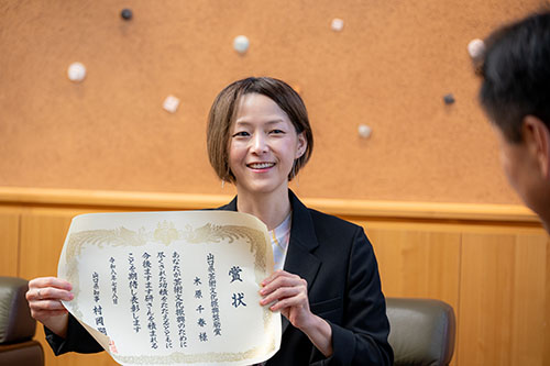 山口県芸術文化振興奨励賞の受賞を江原市長に報告する木原さん
