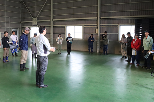 機械について関係者から説明を受ける生産者ら
