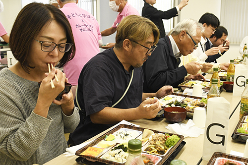 鯨料理に舌鼓を打つ参加者