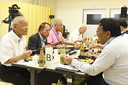 和気あいあいと鯨料理を楽しむ参加者