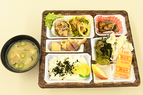 鯨づくし弁当と鯨汁