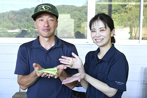 白オクラを手にする中野部会長(左)と道の駅センザキッチンの清水駅長