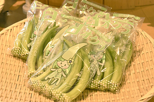センザキッチンの売り場に並んだ白オクラ