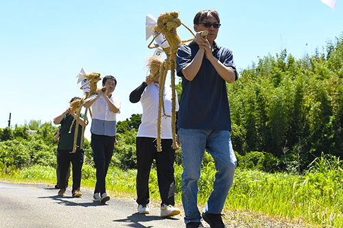 わら人形を運ぶ様子