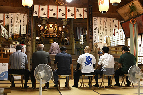 わら人形を送り継ぐ前の神事
