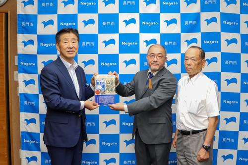仙崎引揚80周年を記念誌「帰還の港 SENZAKI」が寄贈されました