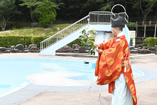俵山八幡宮の神職による神事の様子