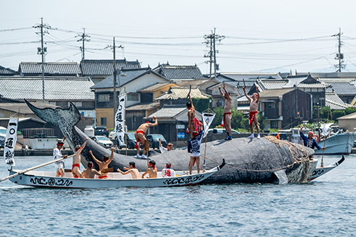 鯨の捕獲成功を喜ぶ様子