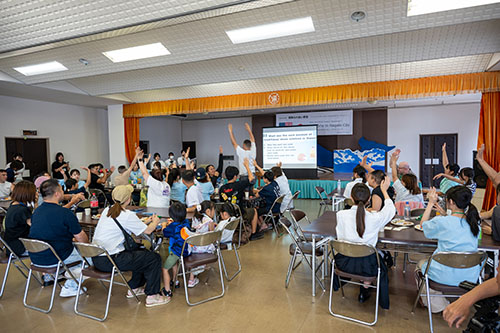 クイズ大会を楽しむ参加者